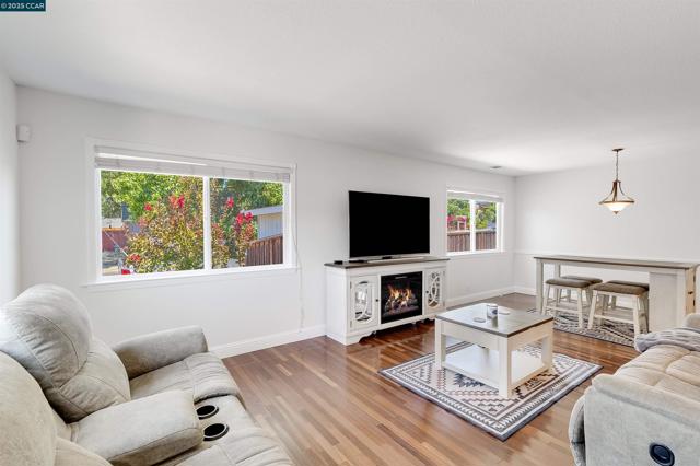 1349 Montana Dr, Concord CA: https://media.crmls.org/mediaz/52192d9b-1452-474d-9a36-0112c3d8ac3e.jpg