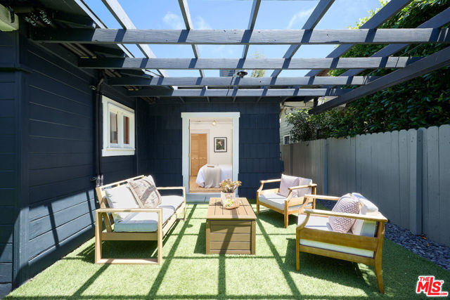 919 Venezia Avenue, Venice CA: https://media.crmls.org/mediaz/52195813-ec41-4321-9b49-38a2b6ecb6b7.jpg