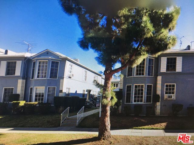 460 460 1/4 Kelton Avenue, Los Angeles CA: https://media.crmls.org/mediaz/521a0a03-7de3-4eb9-96d5-8f64ed1bcf93.jpg