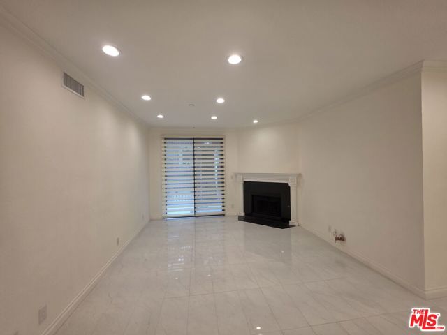 12000 Goshen Avenue, Los Angeles CA: https://media.crmls.org/mediaz/521aa865-5b70-425c-b601-7d9e902a3c98.jpg