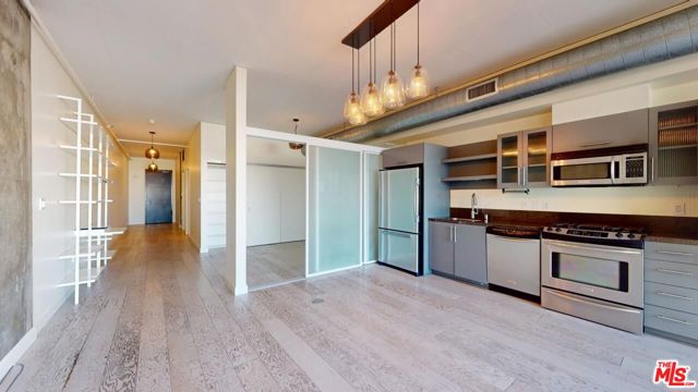 1111 S Grand Avenue, Los Angeles CA: https://media.crmls.org/mediaz/521ad5f6-5095-4bae-a78e-38e121ecb51b.jpg