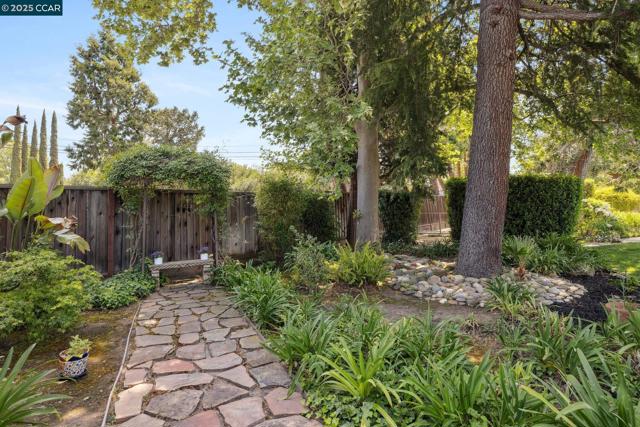 3044 Santa Maria Dr, Concord CA: https://media.crmls.org/mediaz/521b4d3f-4eab-4ae2-9730-ba0c9c3b704e.jpg