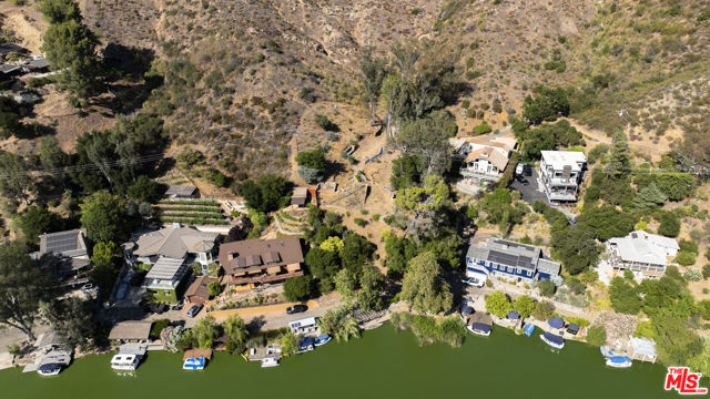 2100 Lakeshore Drive, Agoura Hills CA: https://media.crmls.org/mediaz/521c18e9-fb60-4f5a-b70b-3e2d193b2a36.jpg