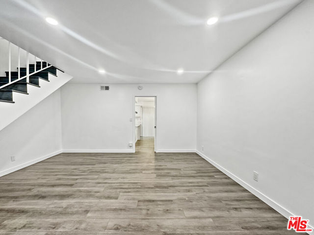 817 E Nutwood Street, Inglewood CA: https://media.crmls.org/mediaz/521d5ab3-a45d-402a-b4ff-cad9070aa320.jpg