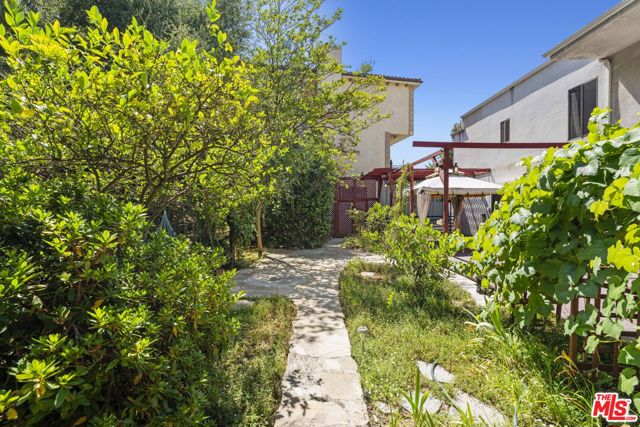 3740 Multiview Drive, Los Angeles CA: https://media.crmls.org/mediaz/521da7cb-80f6-4bec-9c96-8a09d1e4e814.jpg
