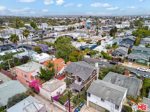 933 W Venezia Avenue, Venice CA: https://media.crmls.org/mediaz/521e8942-3cfd-48a1-a2d5-3a96bcbc72ea.jpg