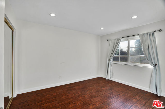 11158 Newcastle Avenue, Granada Hills CA: https://media.crmls.org/mediaz/521e959e-5d98-4049-b746-a973133e4555.jpg