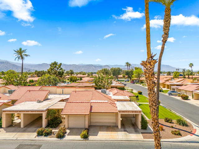 49327 Eisenhower Drive, Indio CA: https://media.crmls.org/mediaz/521e9e5c-29ce-4803-a0bd-7c8caf84d78c.jpg