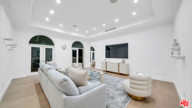 1447 San Ysidro Drive, Beverly Hills CA: https://media.crmls.org/mediaz/521f15bd-1adb-49d3-b727-93aec4f2b7e8.jpg