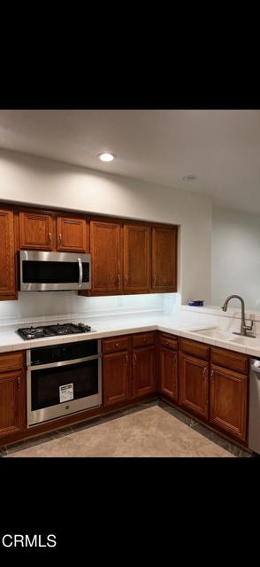 Detail Gallery Image 6 of 10 For 273 Camino Toluca, Camarillo,  CA 93010 - 3 Beds | 2/1 Baths