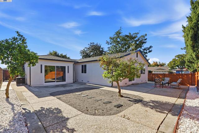 32252 Coronation dr, Union City CA: https://media.crmls.org/mediaz/521fd420-569f-439c-96a5-c1ff950e0a25.jpg