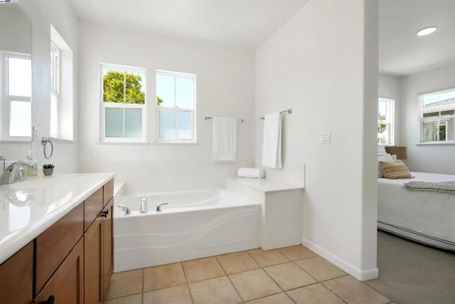 1165 Cottage Ln, Hercules CA: https://media.crmls.org/mediaz/52204a37-19cb-4c8d-a712-c445c2188c5f.jpg