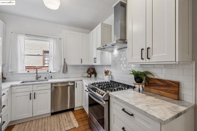 6426 Benvenue Ave, Oakland CA: https://media.crmls.org/mediaz/52220327-a77d-471c-8be4-d8ce770727d0.jpg