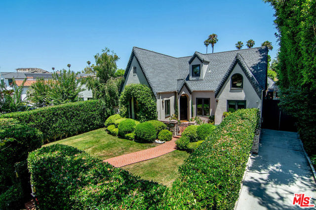 342 N Citrus Avenue, Los Angeles CA: https://media.crmls.org/mediaz/5222decb-8d8b-450f-b38f-2d7c1c3ab3cf.jpg