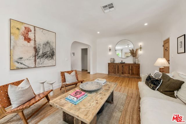 555 N Irving Boulevard, Los Angeles CA: https://media.crmls.org/mediaz/52230536-de1b-404c-bd6b-b4a5f31a0bb3.jpg