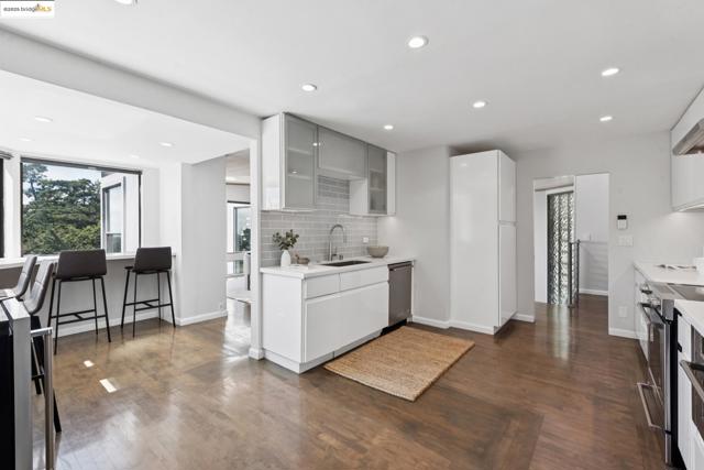2861 Chelsea Drive, Oakland CA: https://media.crmls.org/mediaz/52234daa-ec3a-4d75-bc67-d27cdc720d8e.jpg