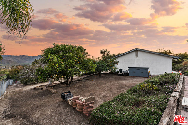 2212 Stacy Lane, Camarillo CA: https://media.crmls.org/mediaz/522474f7-4243-4c16-a641-71477996b304.jpg
