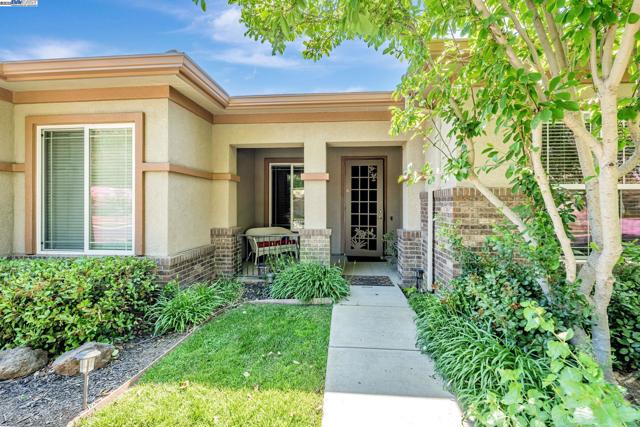 2453 Gardenstone Pl, Manteca CA: https://media.crmls.org/mediaz/5224e7ed-201c-4eeb-93ab-56833e0699a9.jpg