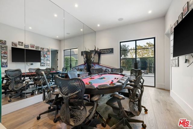 3396 Stone Ridge Lane, Los Angeles CA: https://media.crmls.org/mediaz/522500d5-f31e-4c7a-9848-a1ebf836ec6a.jpg
