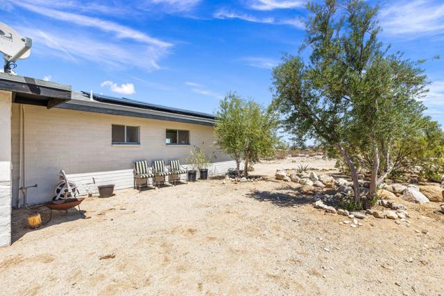 7648 Araby Avenue, 29 Palms CA: https://media.crmls.org/mediaz/522546d8-c037-48e1-90c5-0817cb892124.jpg