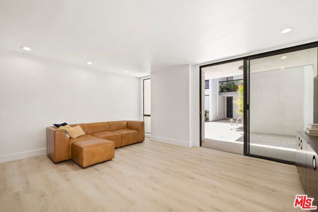 906 N Doheny Drive, West Hollywood CA: https://media.crmls.org/mediaz/52267543-4e9f-4615-b19c-75863d9bcbb5.jpg