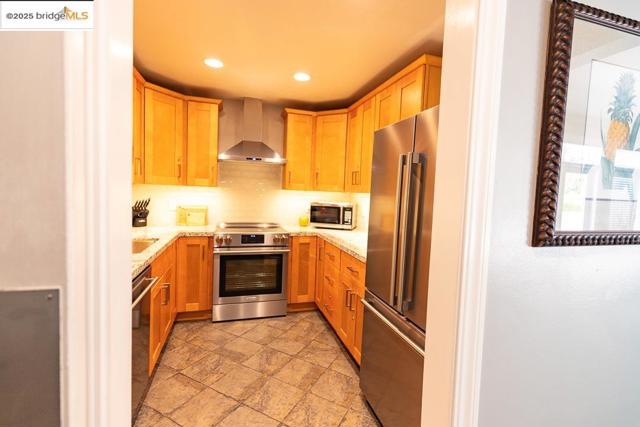 520 Canyon Oaks, Oakland CA: https://media.crmls.org/mediaz/522719c9-28cb-429f-a84f-46bd161e3c83.jpg