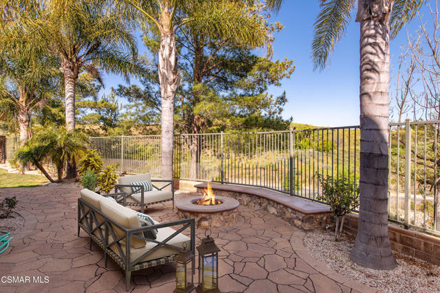 13290 Red Bird Court, Moorpark CA: https://media.crmls.org/mediaz/5227230c-9748-4403-bf84-acaf4060570e.jpg