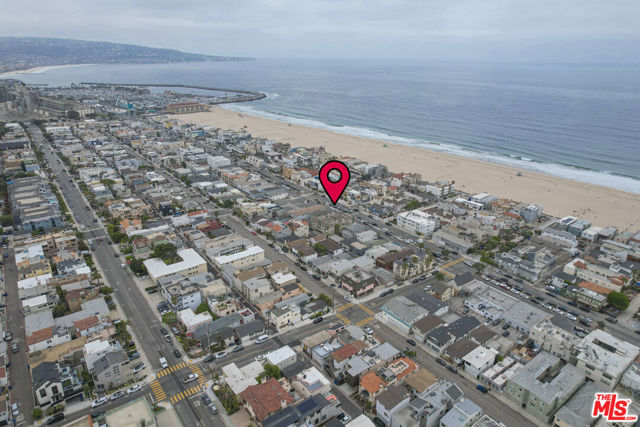 642 Hermosa Avenue, Hermosa Beach CA: https://media.crmls.org/mediaz/52277146-d548-42b3-8d6a-ad8643044cc3.jpg