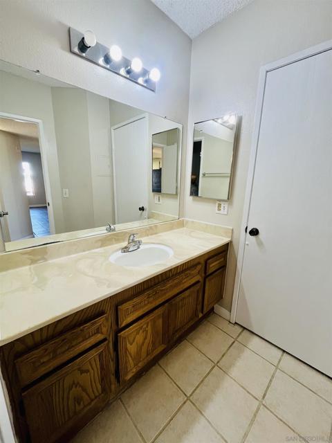 1040 E Washington Ave, Escondido CA: https://media.crmls.org/mediaz/5227c967-b21c-4561-91e7-a5d980d750c2.jpg