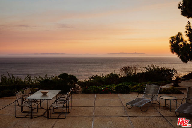 8 Sea Cove Drive, Rancho Palos Verdes CA: https://media.crmls.org/mediaz/5227e5bd-5ffd-4111-96ce-d9f20f64206a.jpg