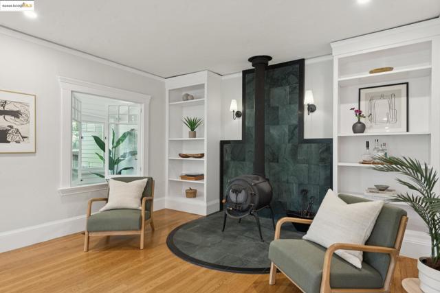 2181 Andrews St, Oakland CA: https://media.crmls.org/mediaz/522852fa-1d92-4434-8504-7ec63cb8efb8.jpg