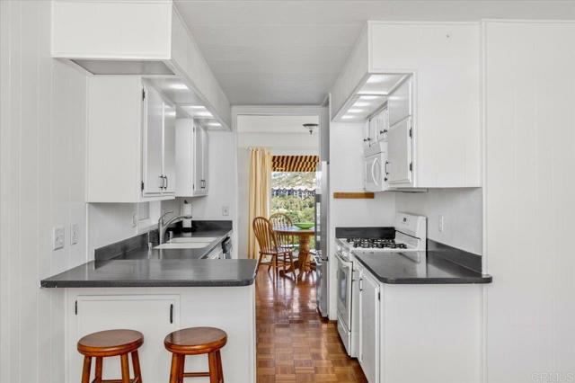 8975 Lawrence Welk Dr, Escondido CA: https://media.crmls.org/mediaz/52287552-655b-4434-a431-7d558a5704e9.jpg