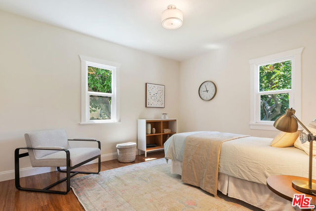 913 N Clybourn Avenue, Burbank CA: https://media.crmls.org/mediaz/5228ff86-2b68-4992-914b-85b44bd1e8d8.jpg