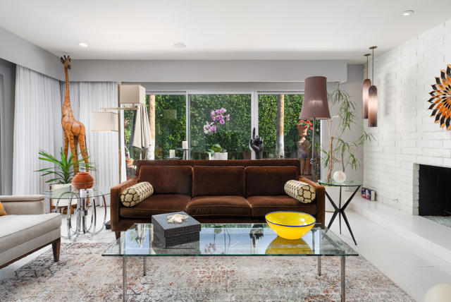 444 N Burton Way, Palm Springs CA: https://media.crmls.org/mediaz/5229a928-b5ca-495b-8d81-9869ef204a32.jpg