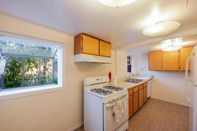 1009 Miramontes Street, Half Moon Bay CA: https://media.crmls.org/mediaz/522a40ab-631f-4677-8f27-b4fba264b042.jpg