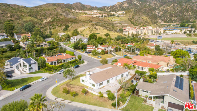 3536 Malibu Country Drive, Malibu CA: https://media.crmls.org/mediaz/522a5824-fb0a-4b6c-87ad-2d87a30b2143.jpg