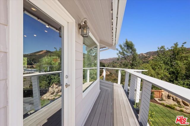 1746 Deerhill Trail, Topanga CA: https://media.crmls.org/mediaz/522a5846-7f61-42d3-9f4f-b83067096e5e.jpg