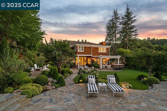 231 Sundown Ter, Orinda CA: https://media.crmls.org/mediaz/522ad112-77f7-412e-b555-69dbcab16ea5.jpg