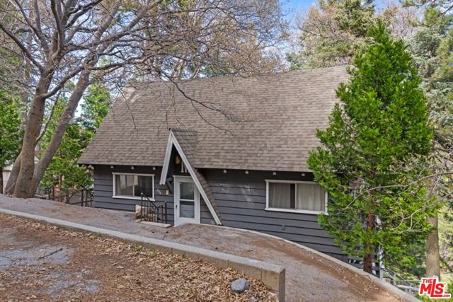 286 S Fairway Drive, Lake Arrowhead CA: https://media.crmls.org/mediaz/522af3d2-842a-4348-a297-e772dbbbb0e1.jpg
