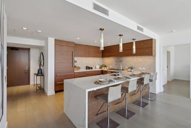 888 W E St, San Diego CA: https://media.crmls.org/mediaz/522d2c03-d315-4dd8-a0df-422467074c1a.jpg