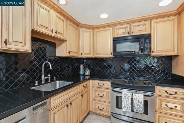 1816 Golden Rain, Walnut Creek CA: https://media.crmls.org/mediaz/522dffc0-9245-433f-ac2c-fab04611fb78.jpg