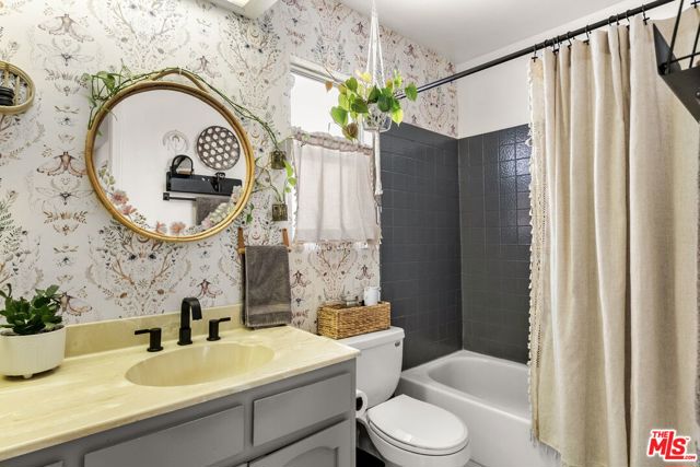 10249 Tujunga Canyon Boulevard, Tujunga CA: https://media.crmls.org/mediaz/522edb00-6739-4759-93fe-f5b517d3d37b.jpg