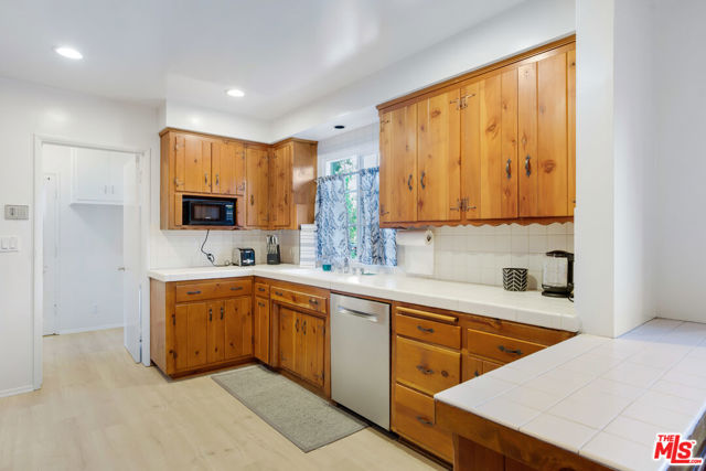 6207 Melba Avenue, Woodland Hills CA: https://media.crmls.org/mediaz/522f1958-f706-4746-91b8-227092745da4.jpg