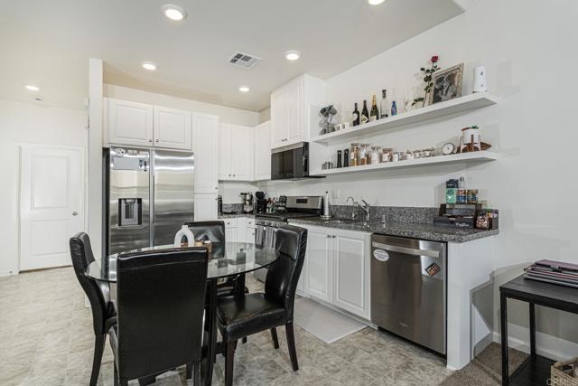 Detail Gallery Image 6 of 43 For 958 Foxwood Ln, Vista,  CA 92081 - 1 Beds | 2 Baths