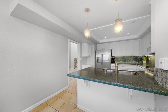 94 Kingston Ct W, Coronado CA: https://media.crmls.org/mediaz/522f6450-2bb4-4f9f-b7ca-746f9d2d9afe.jpg