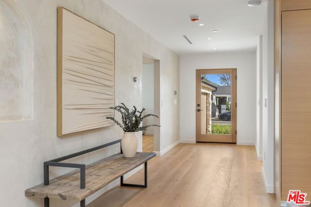 4627 Sunnyslope Avenue, Sherman Oaks CA: https://media.crmls.org/mediaz/522f8028-3e82-4723-bc32-d87de9872f93.jpg
