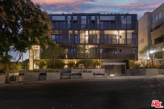 829 Larrabee Street, West Hollywood CA: https://media.crmls.org/mediaz/522fabf8-1c3b-4d43-9b88-a545fb417278.jpg