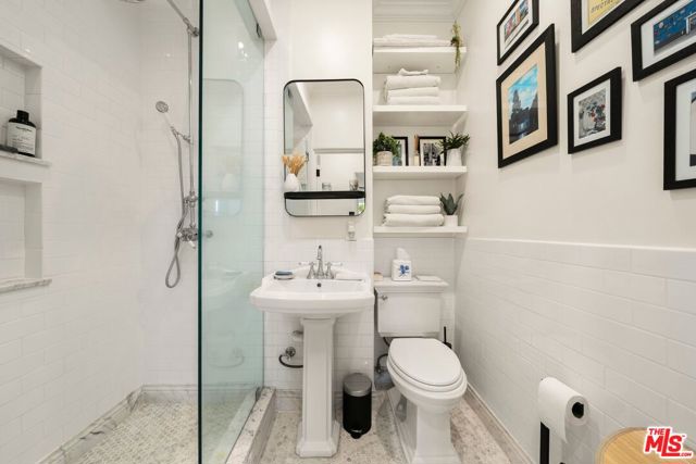 500 N Genesee Avenue, Los Angeles CA: https://media.crmls.org/mediaz/522fff20-3338-41c0-84bb-fc2ac497b660.jpg