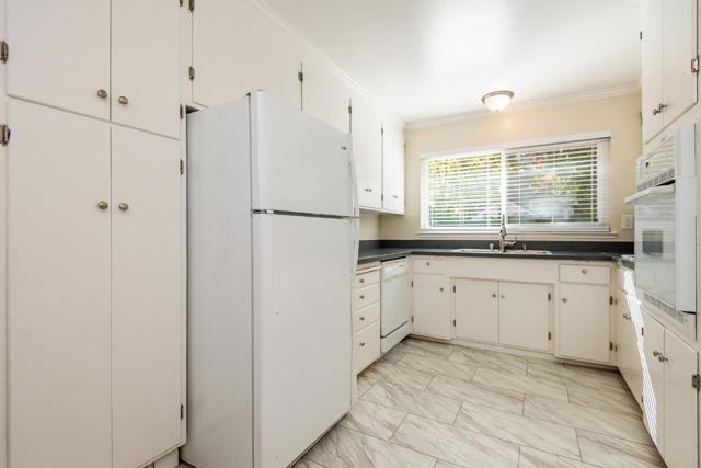 810 Cambridge Avenue, Menlo Park CA: https://media.crmls.org/mediaz/523084d0-518a-45ca-88c5-e8d9dbc8595b.jpg