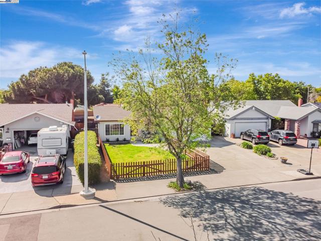 36339 Beech Pl, Newark CA: https://media.crmls.org/mediaz/5230f2bb-7bcf-4bbe-ad40-73c4417eb5b7.jpg